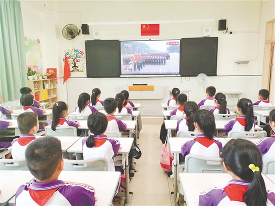 新會學(xué)子一起觀看大會直播。