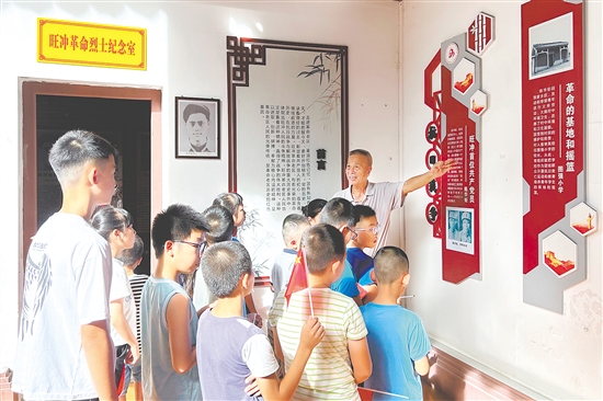 崖門鎮(zhèn)優(yōu)秀“五老”代表楊榮超為孩子們介紹旺沖軍民抗日事跡。