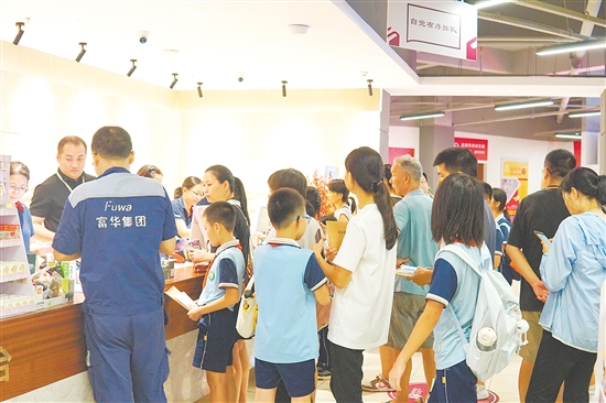 臺(tái)山市新華書(shū)店內(nèi)人頭攢動(dòng)，收銀臺(tái)前擠滿了學(xué)生和家長(zhǎng)。