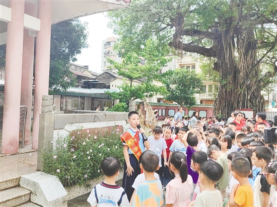 “學(xué)宮宣講員”為新生講述學(xué)校的歷史。