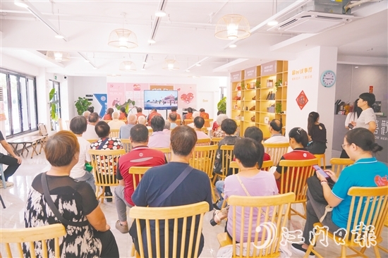 新就業(yè)群體、社區(qū)居民、黨員志愿者一同觀看閱兵儀式。