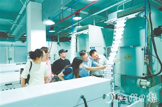 江門企業(yè)家研修班學員參觀恒健實業(yè)智能生產線。