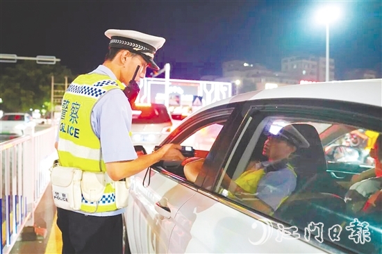 在重點(diǎn)路段、重要路口，鶴山市公安局科學(xué)布設(shè)臨時(shí)卡點(diǎn)，對(duì)過(guò)往車(chē)輛實(shí)施精準(zhǔn)盤(pán)查。