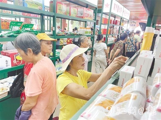 不少市民前來選購“鶴山優(yōu)品”。