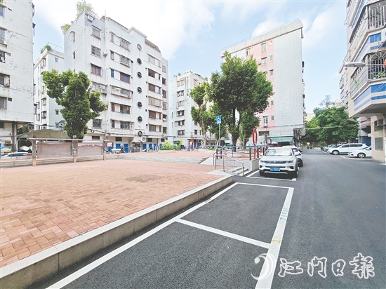 在屏苑一區(qū)，瀝青道路走起來(lái)平坦舒適。