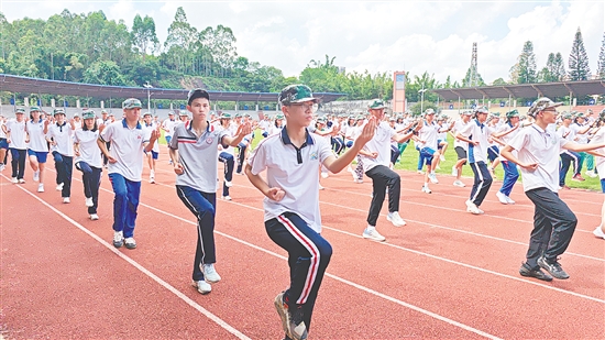 鶴山一中于9月1日至7日開展軍訓(xùn)，高一新生跟隨教官學(xué)習(xí)軍體拳、警衛(wèi)拳的動作要領(lǐng)。