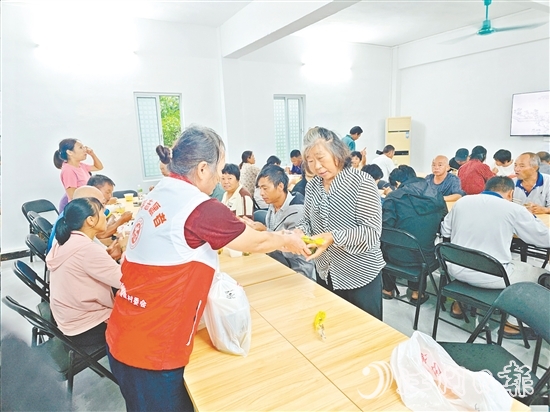 養(yǎng)殖戶在村委會(huì)辦公樓內(nèi)吃上熱飯。