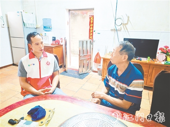 吳堅(jiān)藝（左）入戶收集民意。