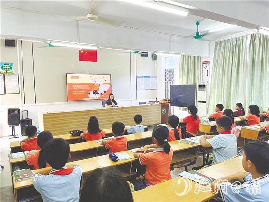 法官化身“法治副校長”，為師生們送上生動的“法治第一課”。