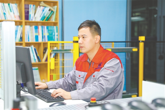 劉銳杰在鉆研技術(shù)。