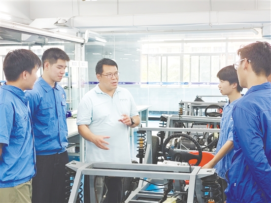 黃進光（中）在指導學生實訓。