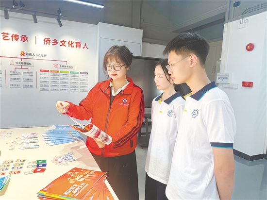 傅穎琪（左）和學生交流。