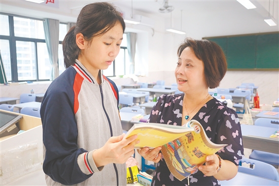 阮美賢為學(xué)生講解問題。