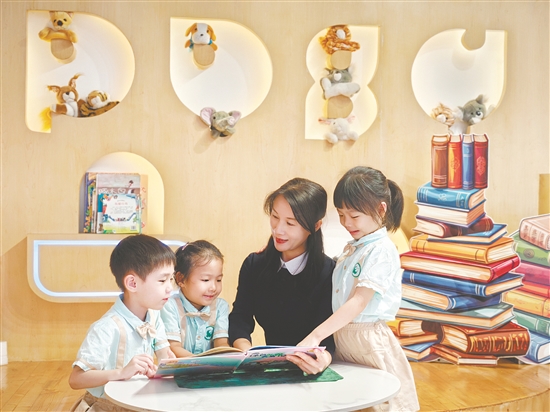 李淑貞在給孩子們講故事。