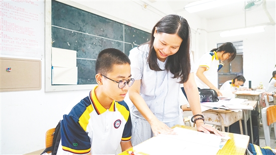 施敏儀與學生談心。