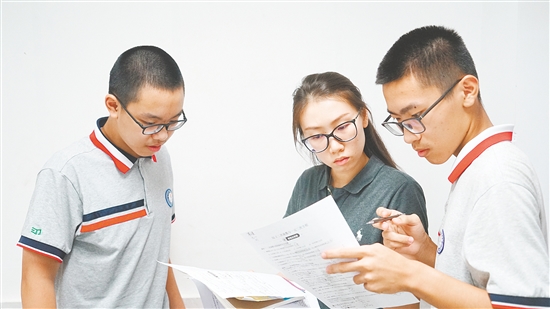 劉綺琪給學生講解數(shù)學問題。