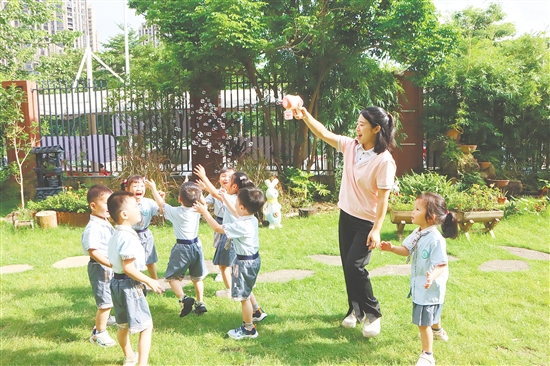 陪孩子做游戲的陳潔瑩。