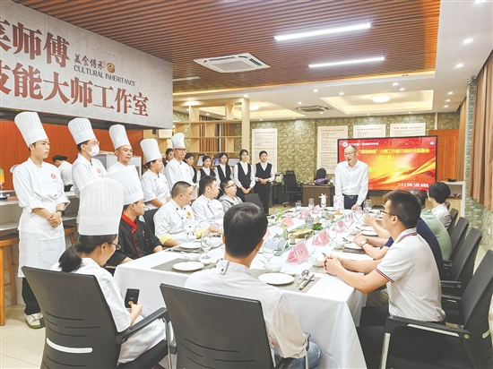 李剛（桌前站立者）和企業(yè)導(dǎo)師交流。