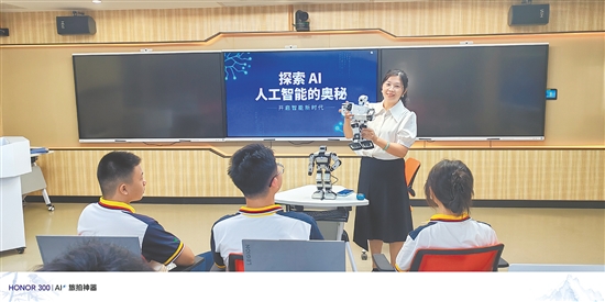 馮健群在授課。