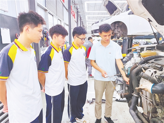 黃永?。ㄓ乙唬┰谥笇?dǎo)學(xué)生實(shí)訓(xùn)。