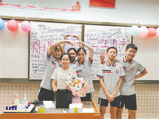 學(xué)生們感謝老師，為其送上了鮮花和祝福。