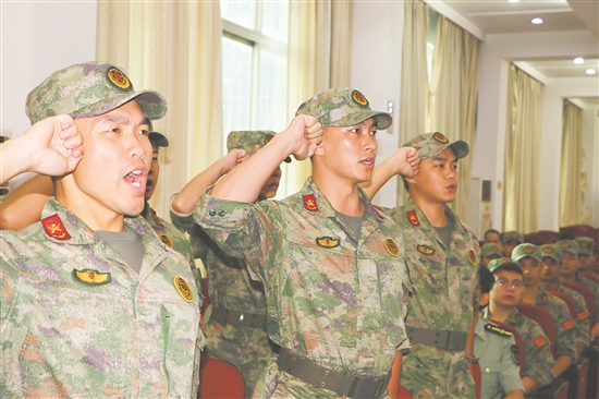 “夏北浩民兵排”正式成立，民兵莊嚴(yán)宣誓。