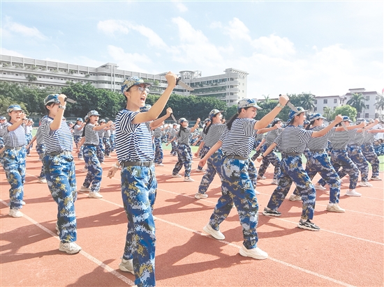 培英高中軍訓(xùn)會(huì)操表演上，同學(xué)們精神抖擻。