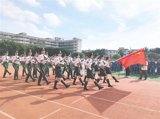 培英高中軍訓(xùn)會(huì)操表演上，同學(xué)們精神抖擻。