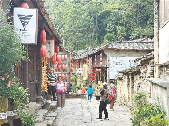 9月9日，“邑起游”云貴秋韻5天游啟程。