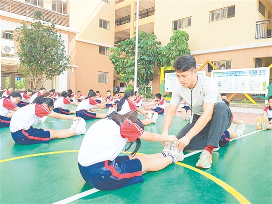廖甘偉組織學生進行體能訓練。