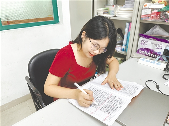 在從教的第三年，李雯婷已能“獨當一面”。