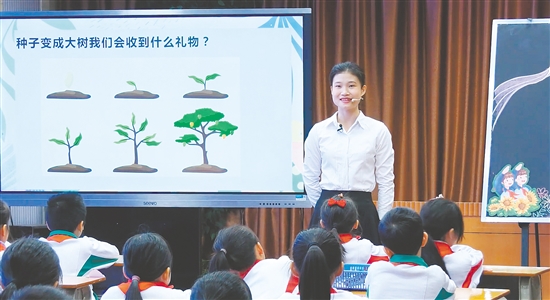 在心理健康教育課上，李甜甜引導學生思考問題。