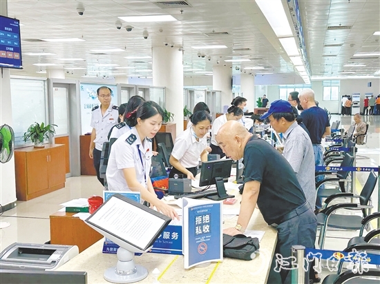 在江門市化解不動產(chǎn)登記歷史遺留問題辦理不動產(chǎn)權(quán)證專場，工作人員協(xié)助業(yè)主實現(xiàn)“一站式辦結(jié)”。