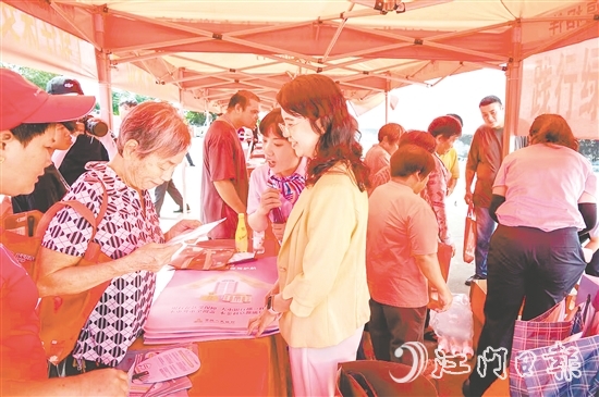 金融工作者與市民互動，宣傳存款保險知識。