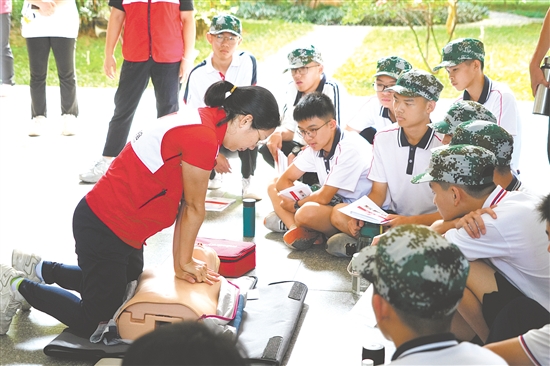 鶴山市紅十字會工作人員為學生示范正確的心肺復蘇操作方法。