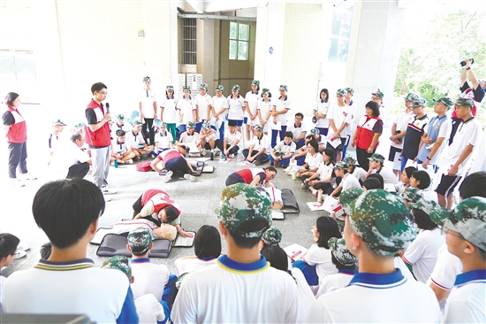 培訓采用“理論講解+實操演練”相結合的方式，面向高一新生開展心肺復蘇操作技能考證培訓。