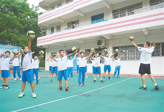 沙坪街道第四小學于2016年組建排球隊，為學生打造提升排球技能的平臺。