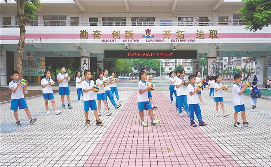 沙坪街道第四小學別出心裁地推出校園排球操。