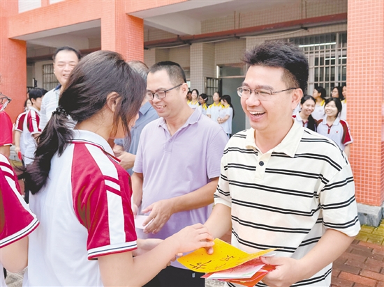恩平市恩城中學的學生向老師送上教師節(jié)禮物。