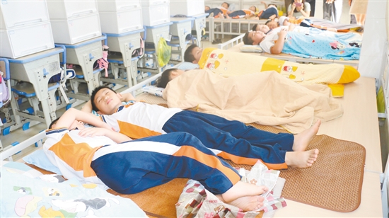 “平躺睡”有效改善學(xué)生們午睡質(zhì)量。