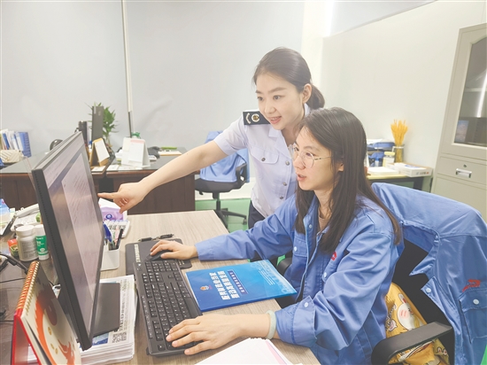 稅務(wù)工作人員輔導(dǎo)納稅人開展涉稅業(yè)務(wù)。