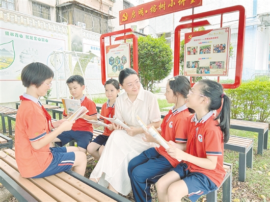 謝瑩與學(xué)生們聊天。