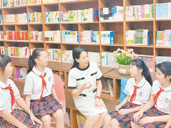 戚秀梅通過(guò)語(yǔ)言訓(xùn)練幫助學(xué)生。