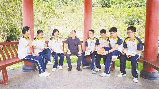 唐防有傾聽(tīng)學(xué)生的心聲。