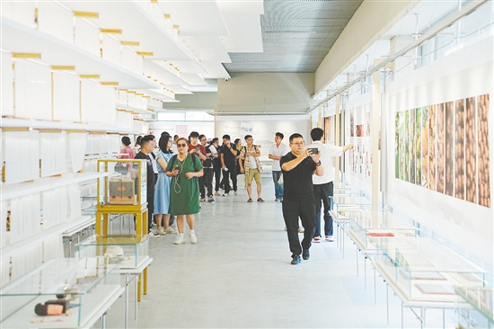 旅游行業(yè)代表們實地考察東甲原枝陳皮文化館。