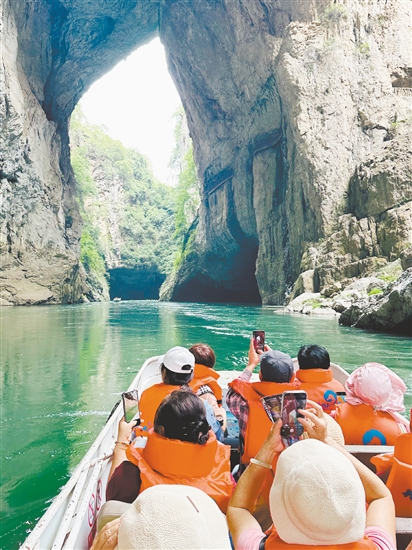 團友們乘船游九洞天。