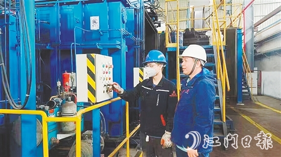 王顏臣（右）與同事操作儀器。