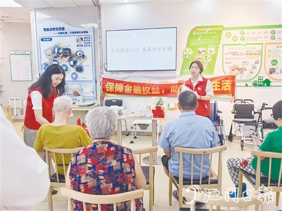 江門(mén)平安工作人員為老年人講解詐騙套路。