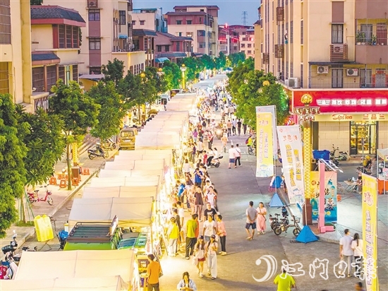 崖門圩鎮(zhèn)主街區(qū)洋溢著東南亞風(fēng)情，吸引大批市民游客前來。
