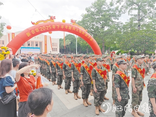 新兵們胸戴紅花，在親人的見(jiàn)證下奔赴軍營(yíng)。
